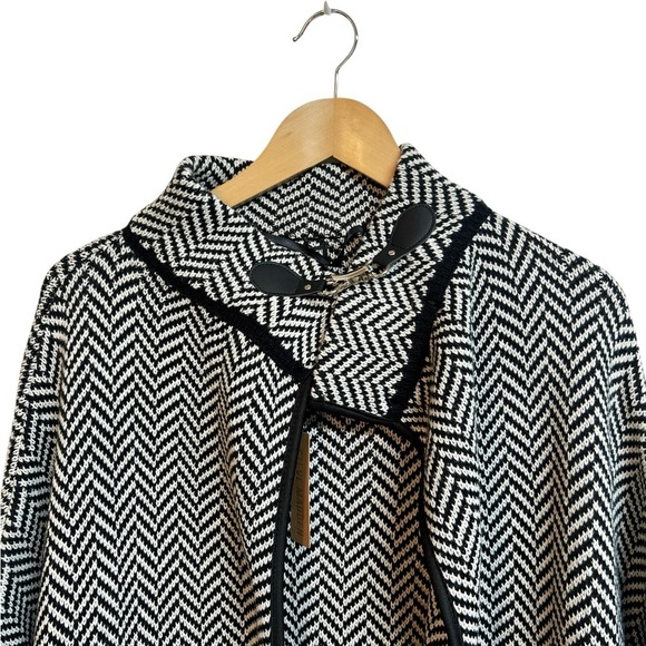 Steve Madden Cape Shawl Sweater Womens One Size Black White Short Sleeve Knitted - Picture 2 of 8